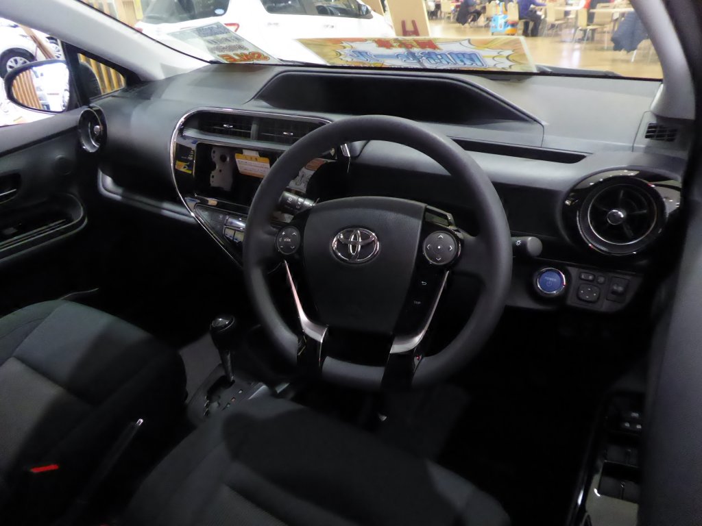 Toyota_AQUA_interior